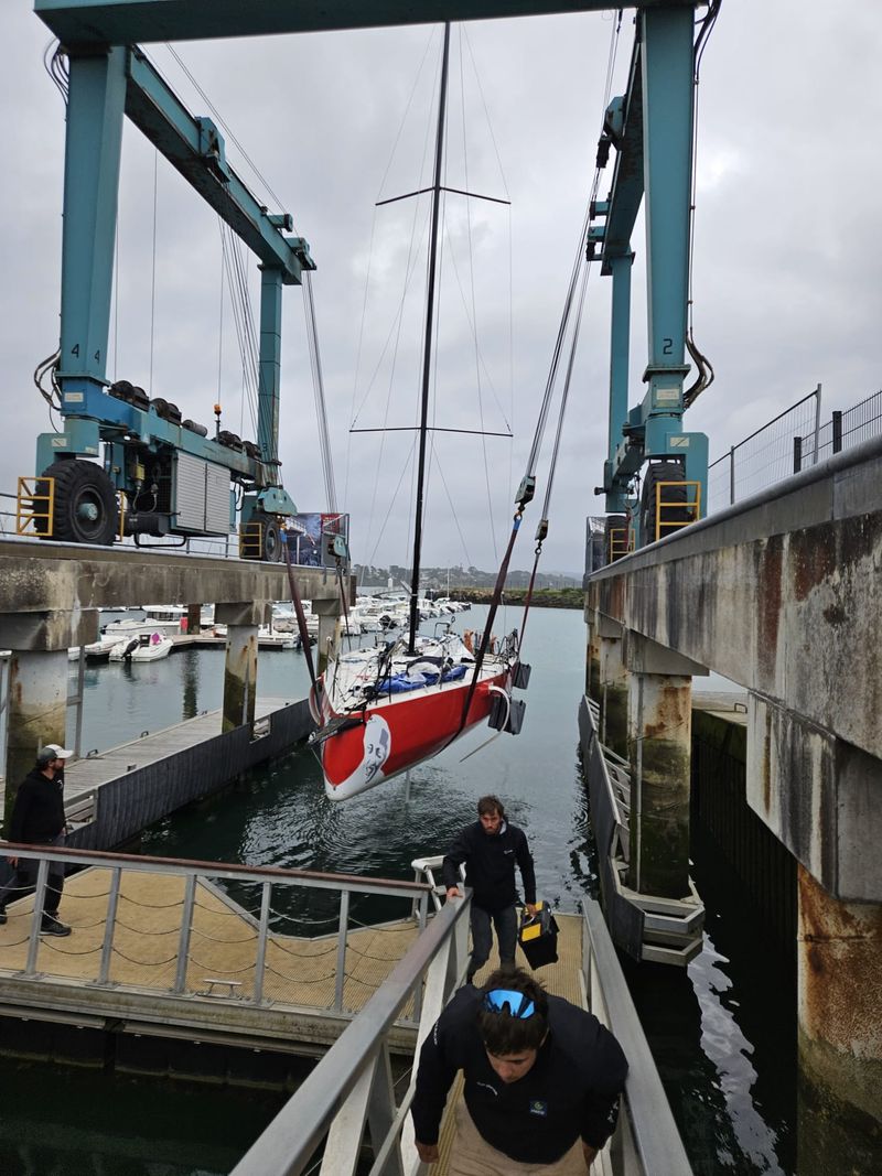 Sortie de l'eau du bateau pour réparation